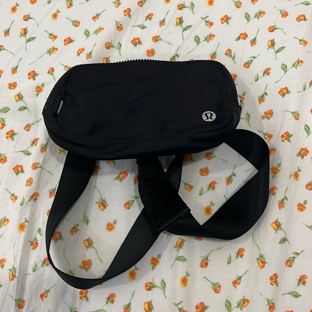 lululemon pouch.